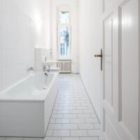 Een witte badkamer
