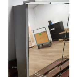 Sanibell spiegel kast dubbel gespiegeld met opbouw led lamp detail